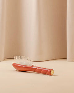 N.04 La Petite Brosse Démêlante & Massante La Miracle Terre Battue