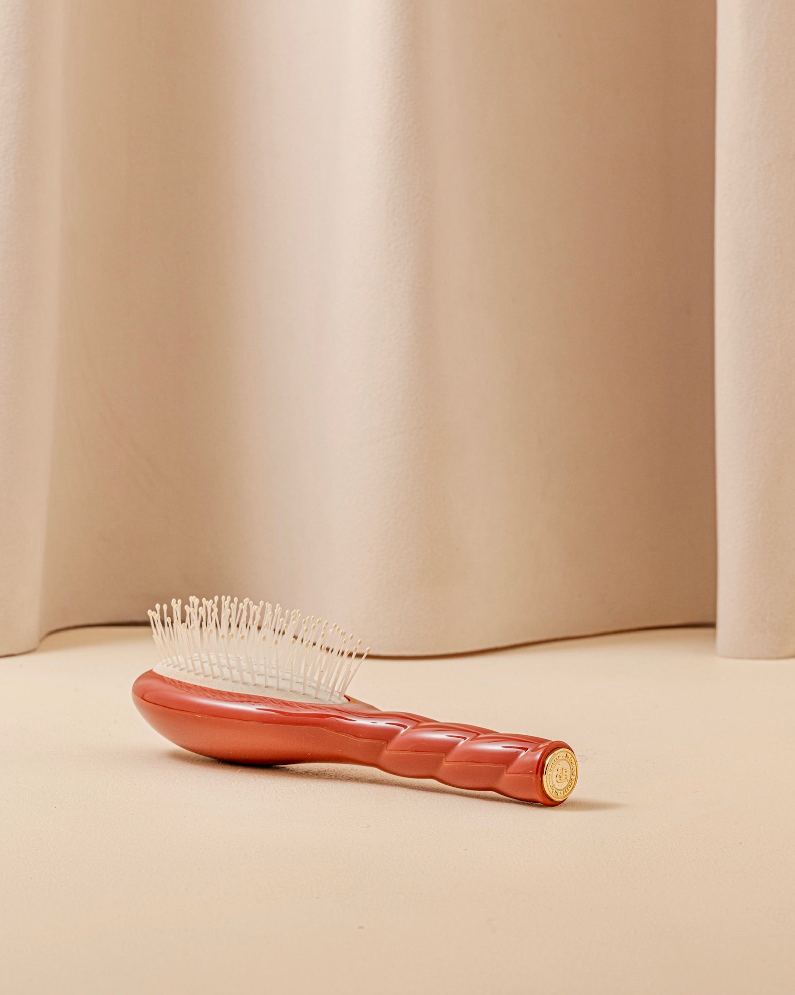 N.04 La Petite Brosse Démêlante & Massante La Miracle Terre Battue