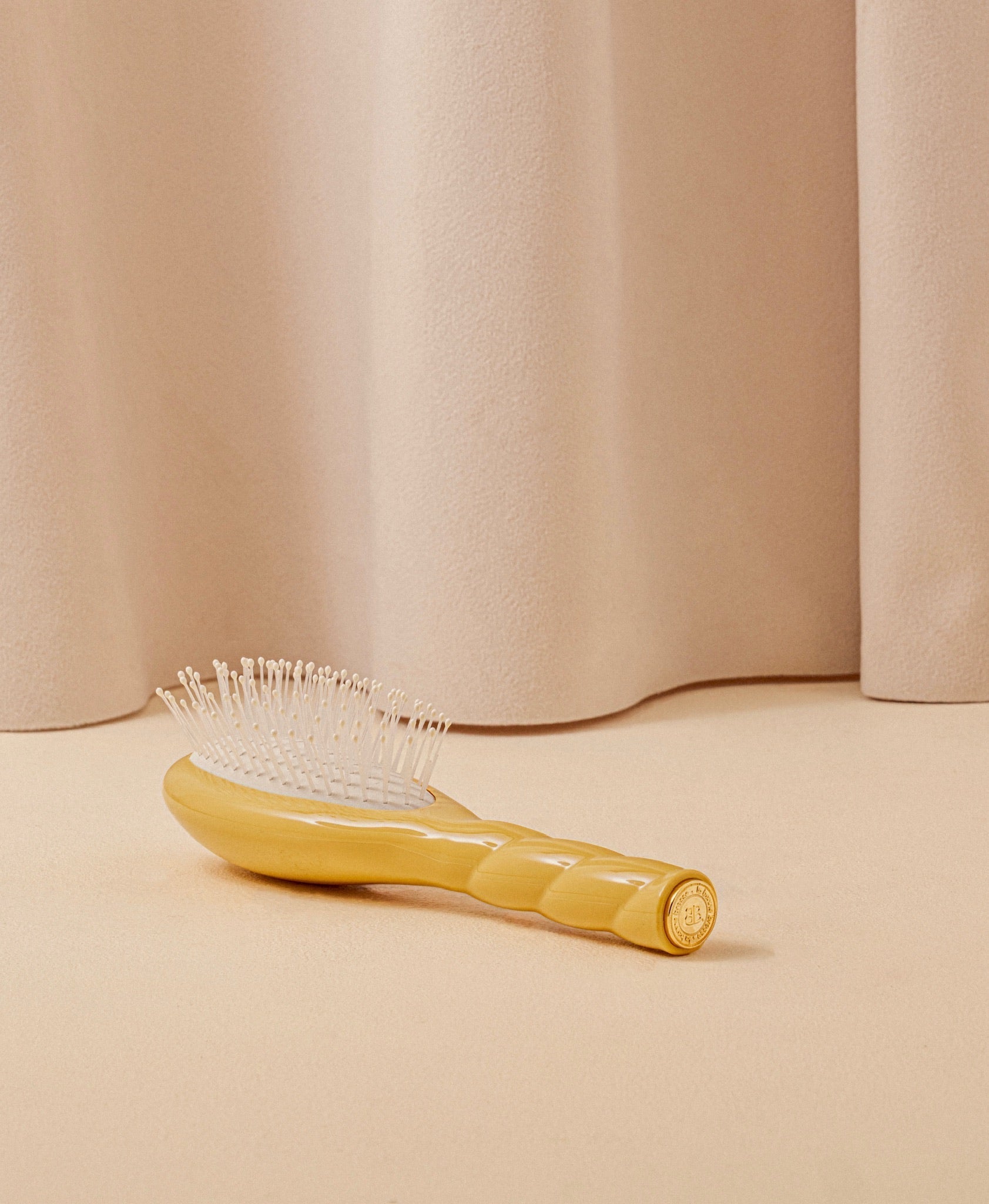 N.04 La Petite Brosse Démêlante & Massante La Miracle Jaune Safran