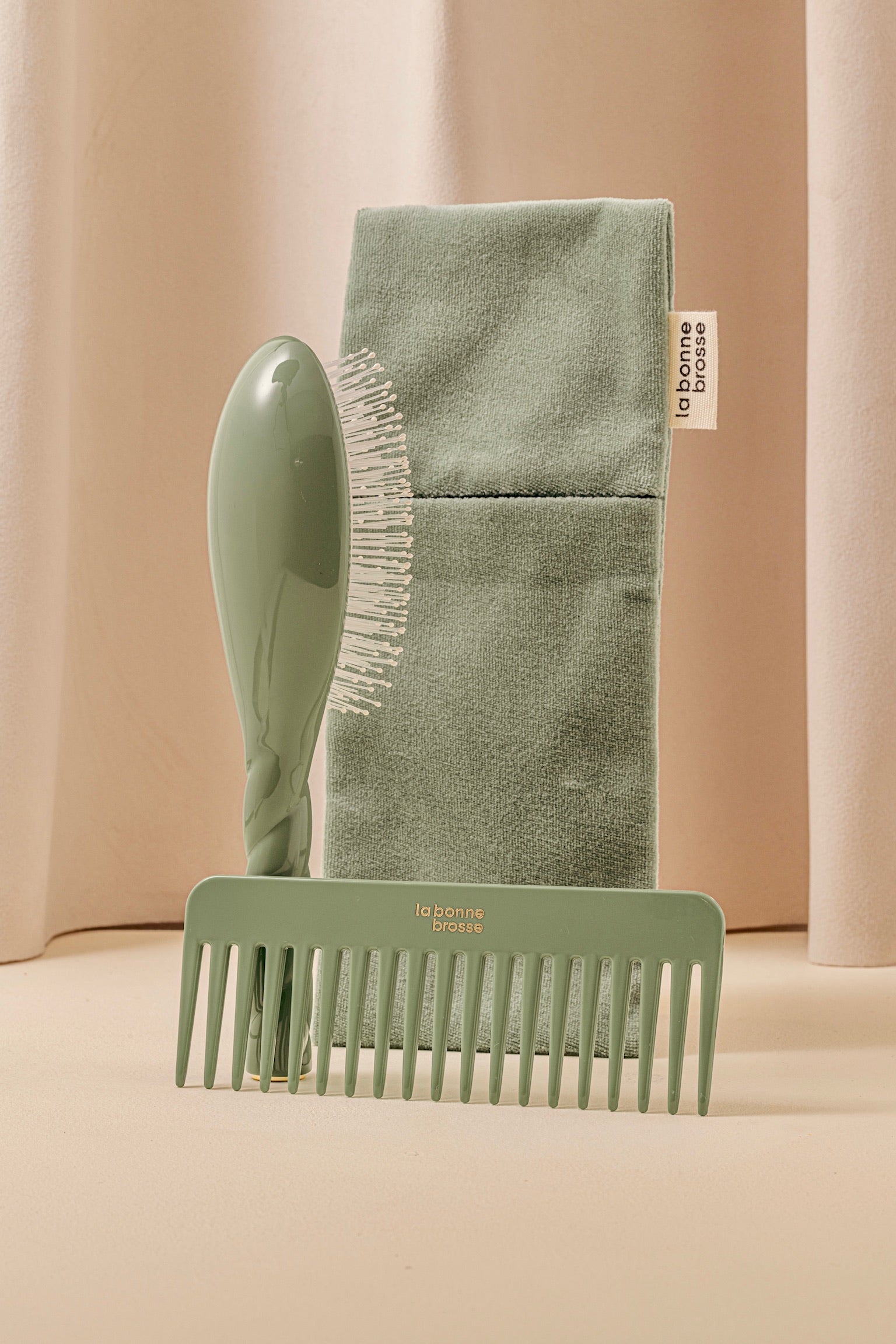 La Pochette "Grande Brosse" Vert Amande