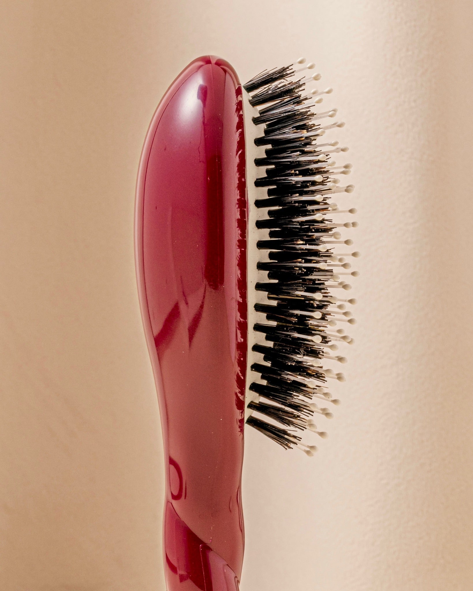 N.03 La Petite Brosse Cuir Chevelu Sensible l'Indispensable Douceur Rouge Cerise