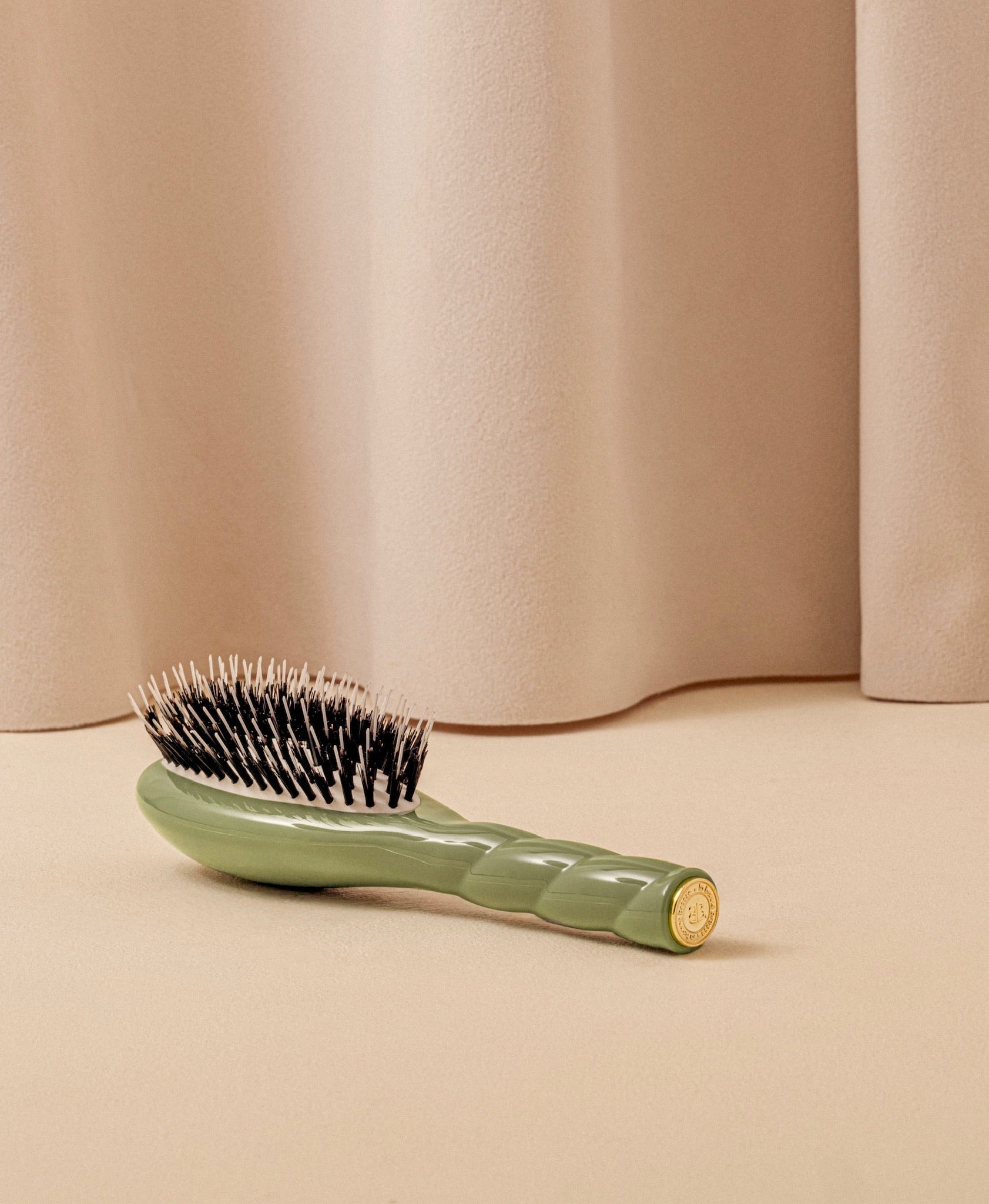 N.02 La Petite Brosse Démêlante & Soin l'Indispensable Vert Amande