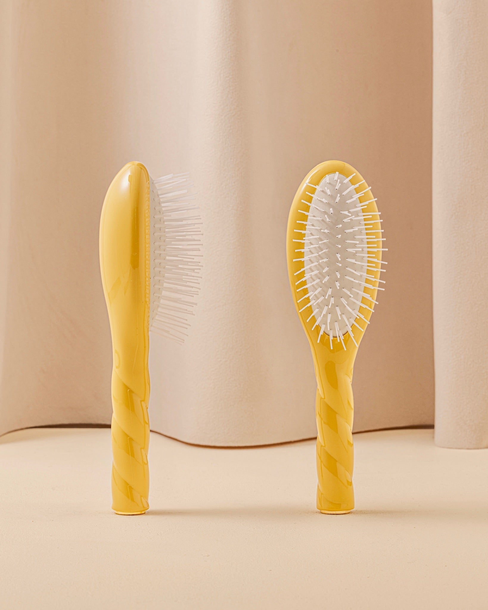 N.07 La Petite Brosse Démêlante & Stimulante l'Intense Jaune Safran