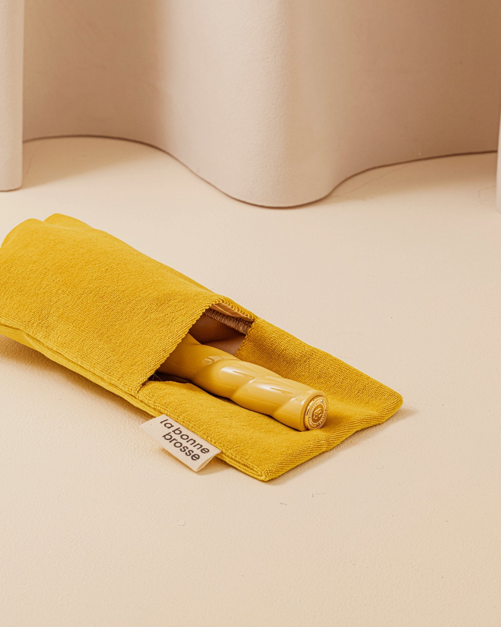 La Pochette "Petite Brosse" Jaune Safran