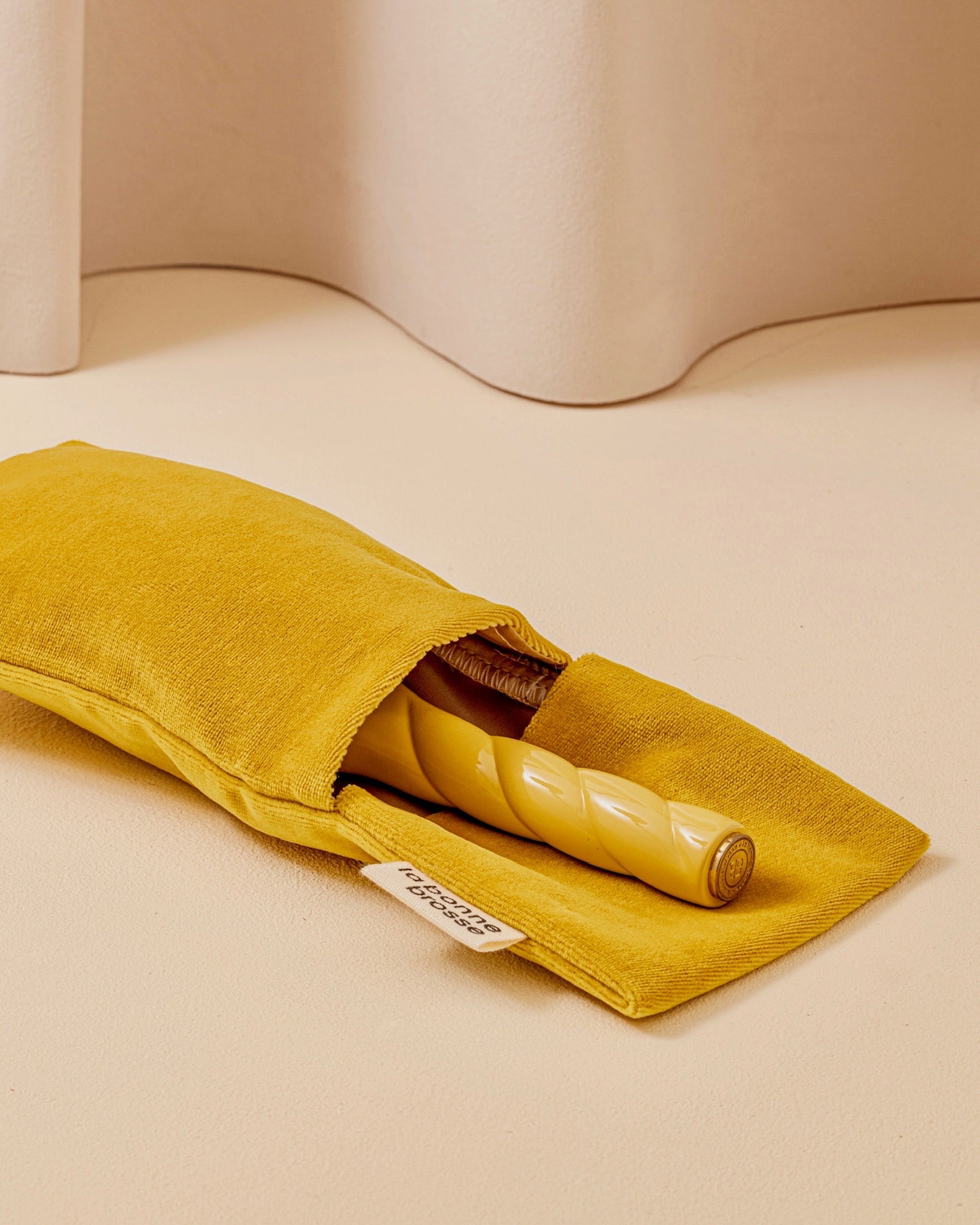 La Pochette "Grande Brosse" Jaune Safran