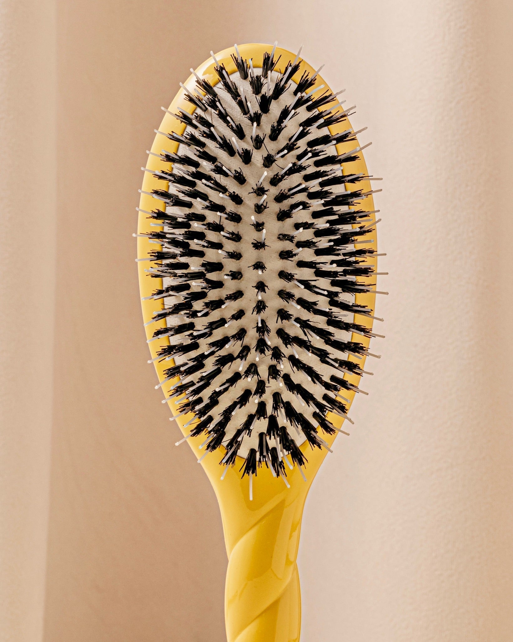 N.02 La Brosse Démêlante & Soin l'Indispensable Jaune Safran