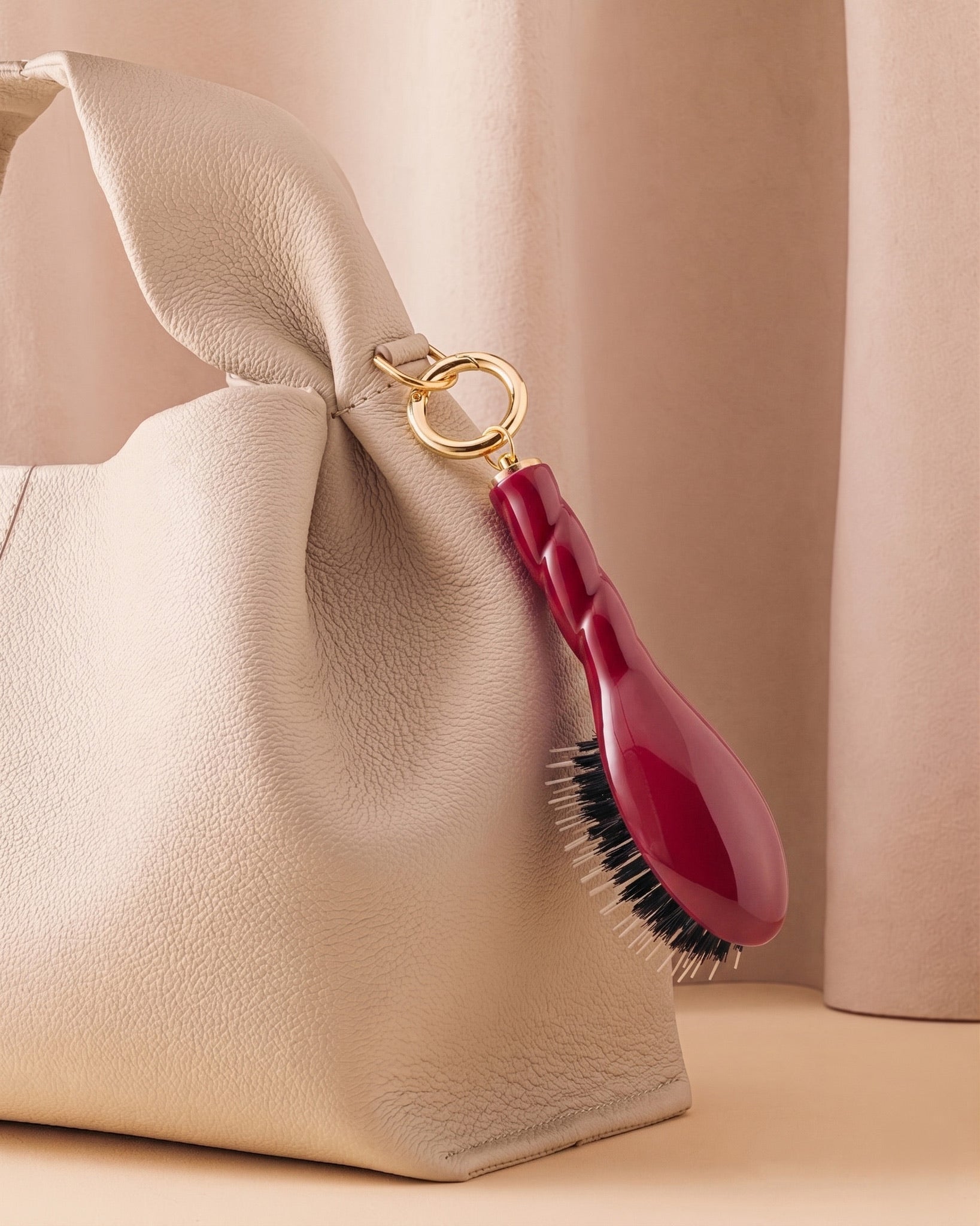 N.02 La Micro Brosse Démêlante & Soin l'Indispensable Rouge Cerise