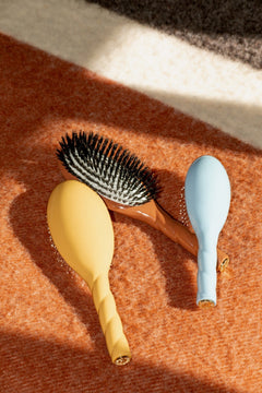 N.03 La Petite Brosse Cuir Chevelu Sensible l'Indispensable Douceur Jaune Safran
