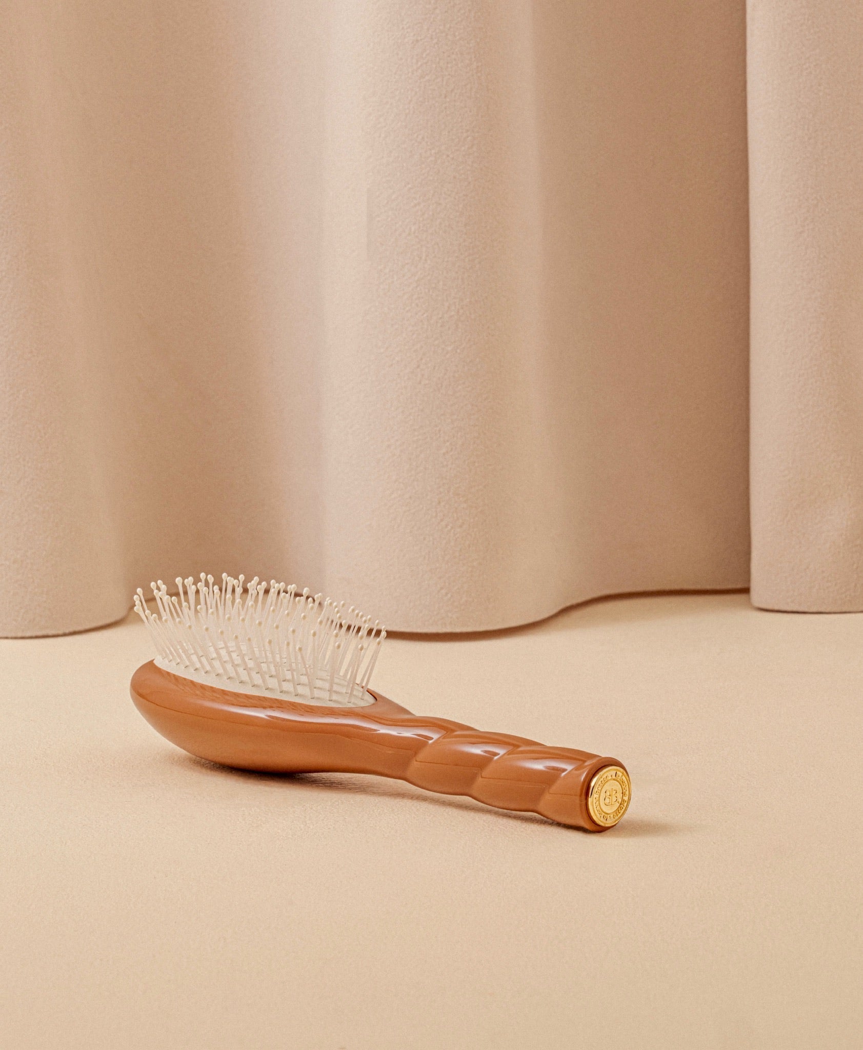 N.04 La Petite Brosse Démêlante & Massante La Miracle Terracotta