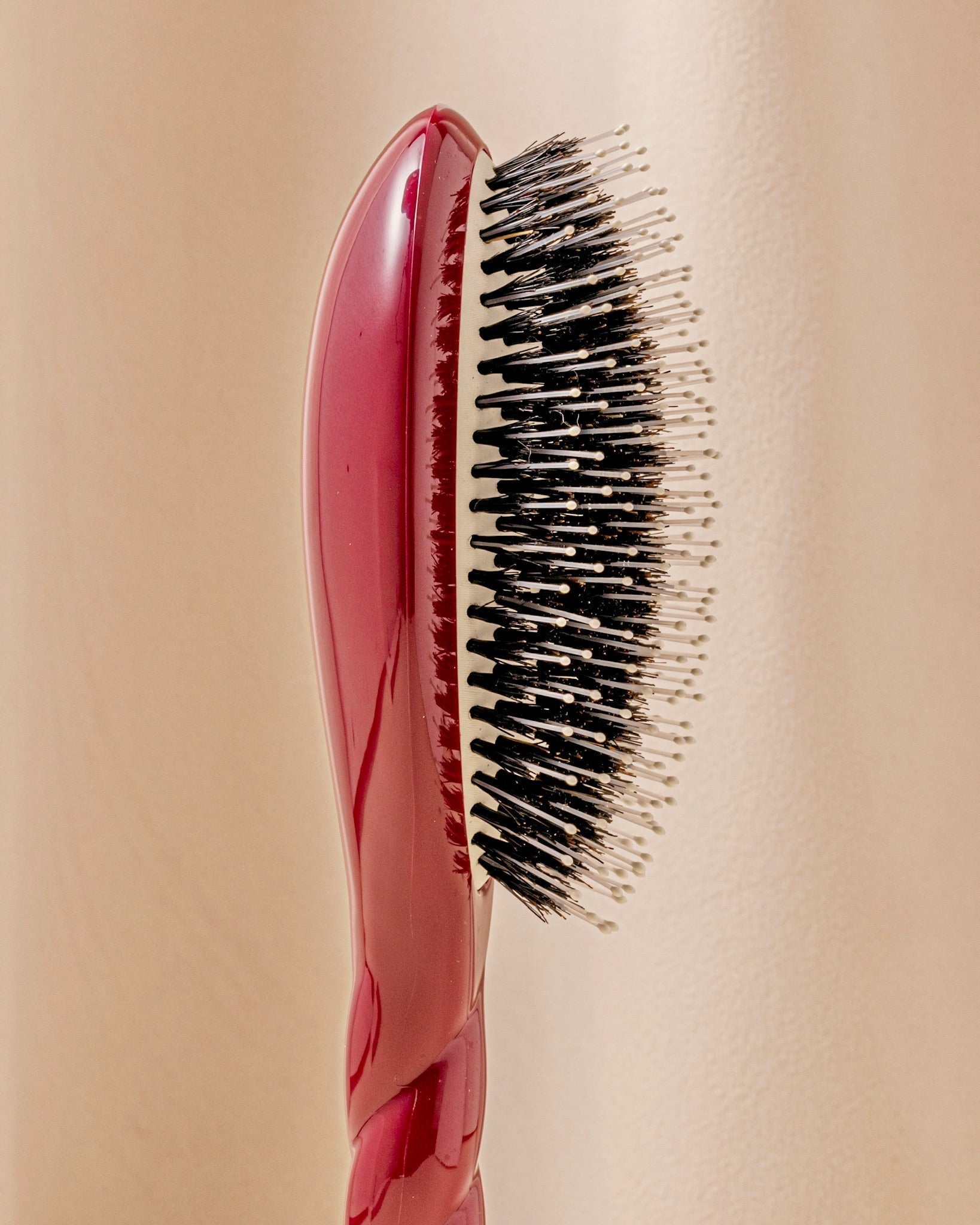 N.03 La Brosse Cuir Chevelu Sensible l'Indispensable Douceur Rouge Cerise