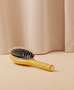 N.03 La Brosse Cuir Chevelu Sensible l'Indispensable Douceur Jaune Safran