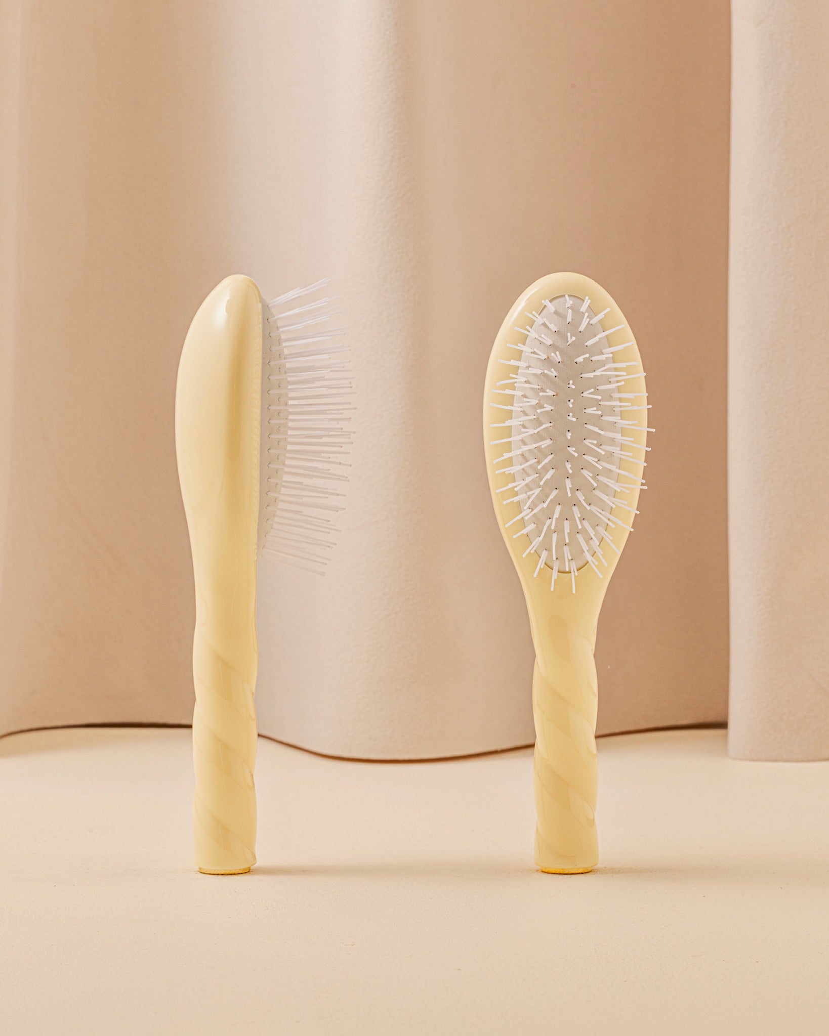 N.07 La Petite Brosse Démêlante & Stimulante l'Intense Ivoire Cair