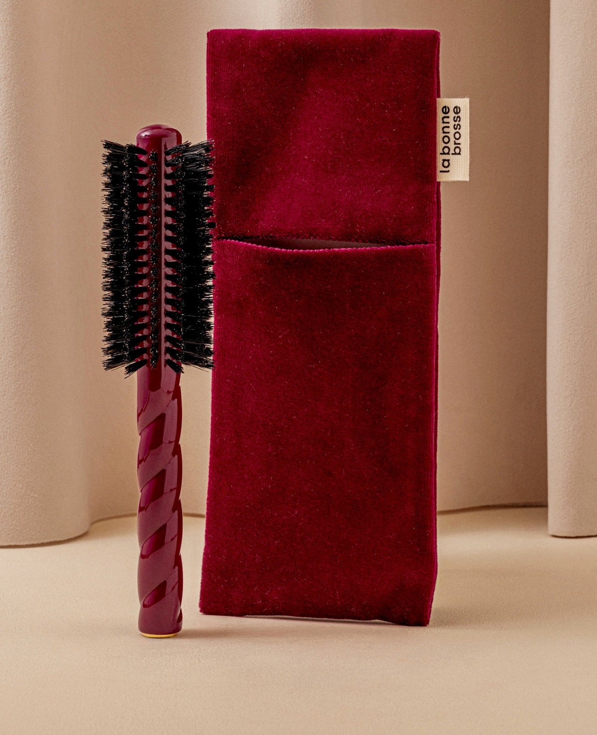 La Pochette "Brosse Ronde" Rouge Cerise