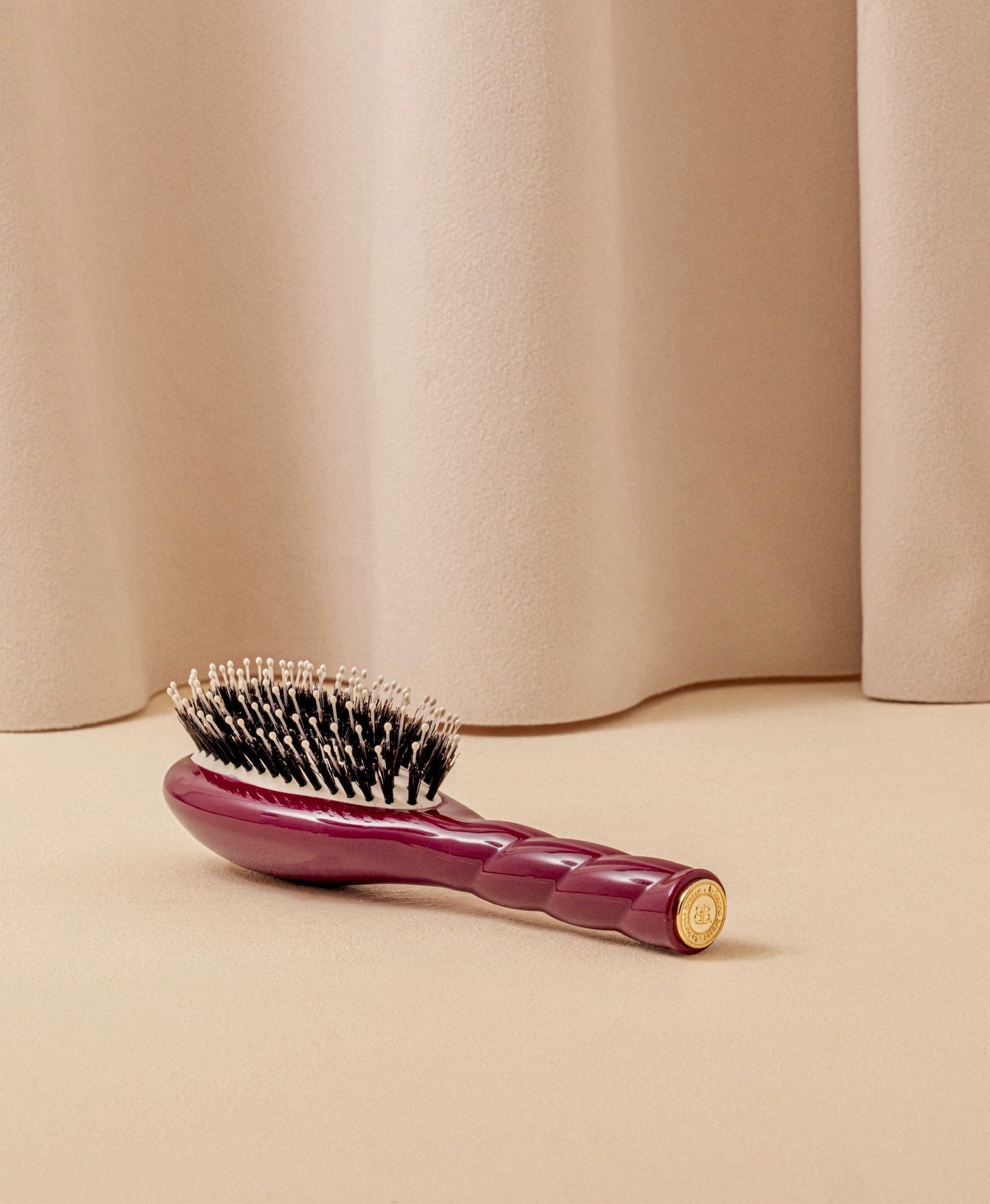 N.03 La Petite Brosse Cuir Chevelu Sensible l'Indispensable Douceur Rouge Cerise