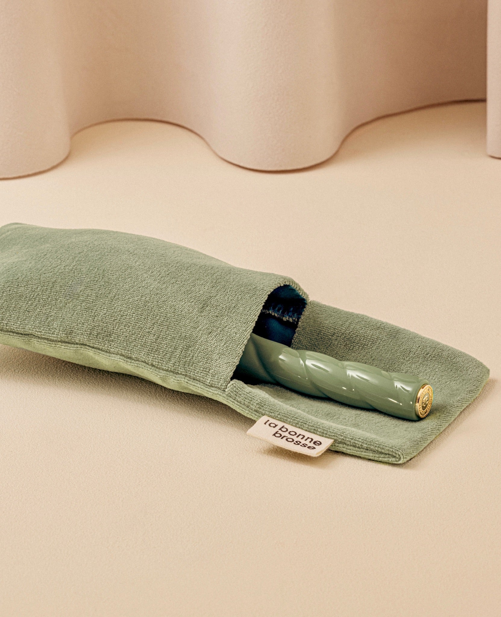 La Pochette "Grande Brosse" Vert Amande