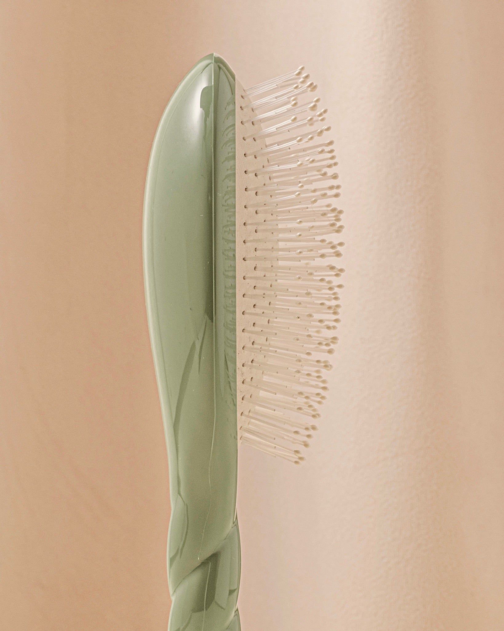 N.04 La Brosse Démêlante & Massante La Miracle Vert Amande