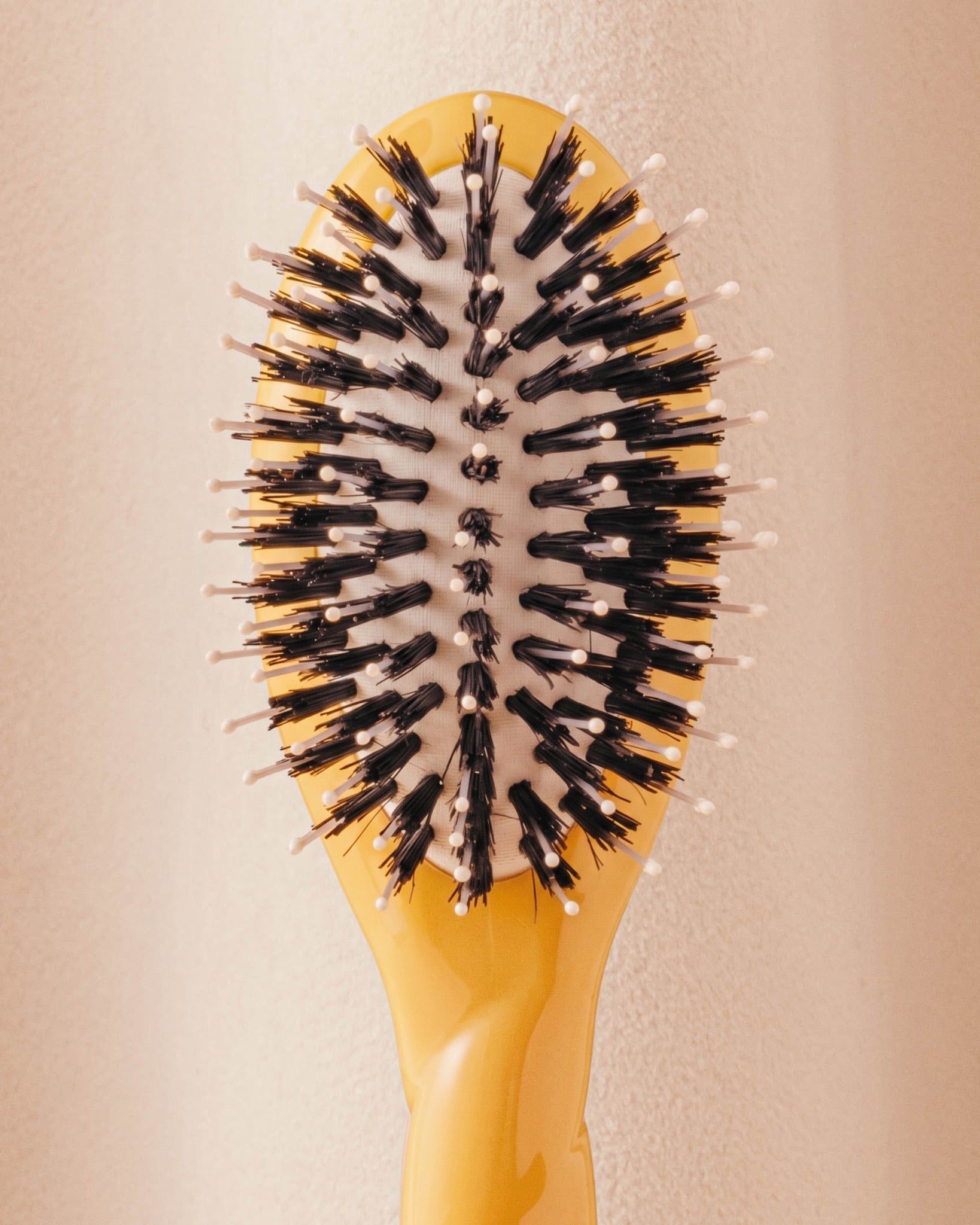 N.03 La Micro Brosse Cuir Chevelu Sensible l'Indispensable Douceur Jaune Safran