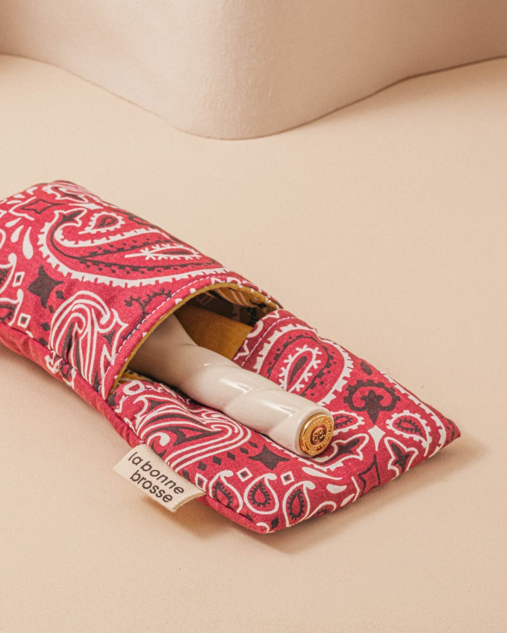 Call It By Your Name x La Bonne Brosse Pochette Grande Brosse Rouge Cerise