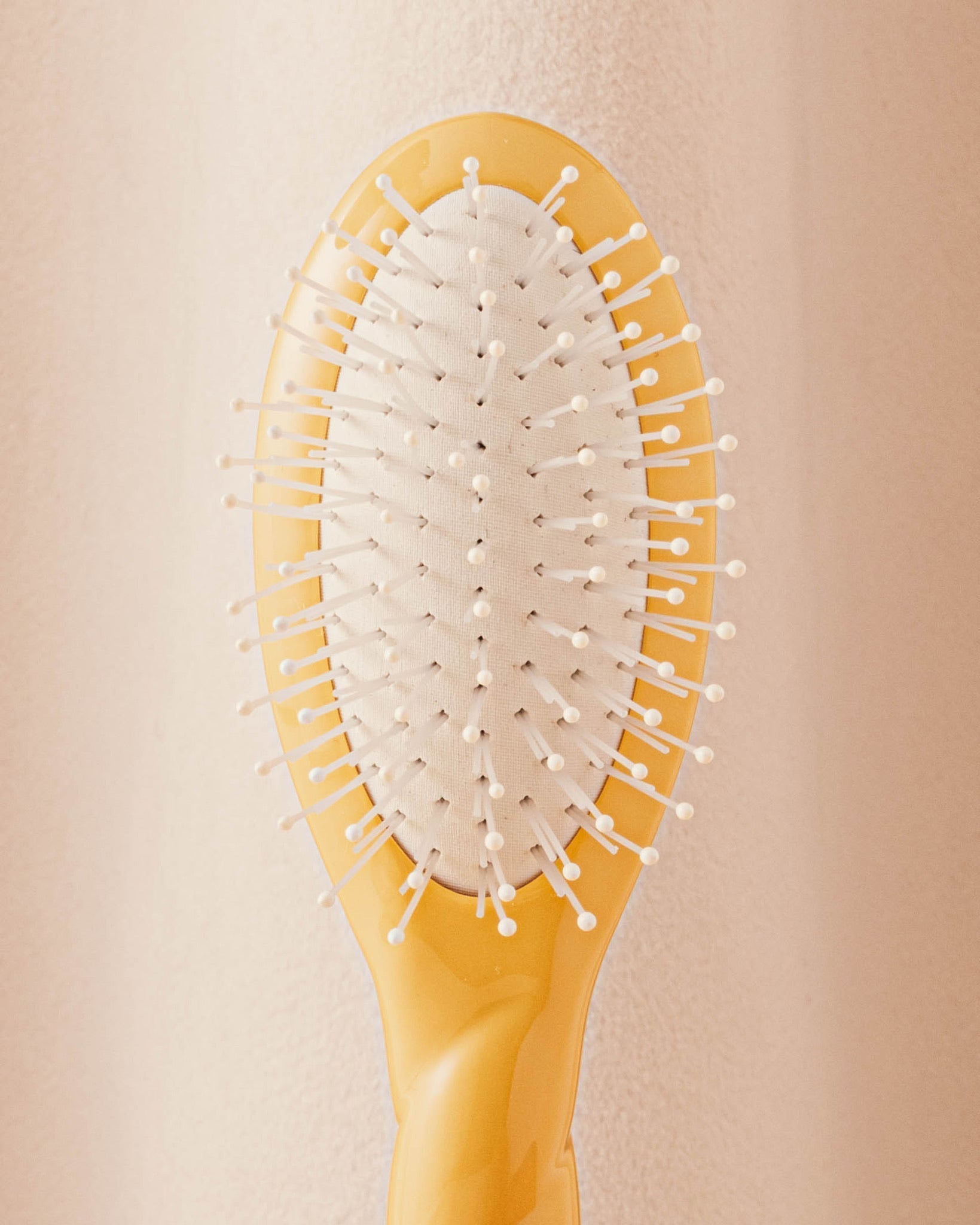 N.04 La Micro Brosse Démêlante & Massante La Miracle Jaune Safran